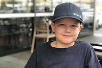 Bé trai chào đời với biểu cảm như siêu nhân