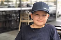 Bé trai chào đời với biểu cảm như siêu nhân