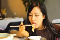 Video: Nể phục cô gái xinh đẹp mất hai tay vẫn làm tất cả việc nhà bằng chân