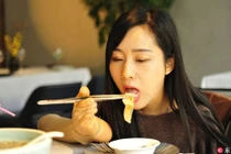 Video: Nể phục cô gái xinh đẹp mất hai tay vẫn làm tất cả việc nhà bằng chân