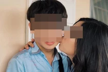 Nữ sinh gây tranh cãi khi hôn má từng nam sinh ngày chia tay