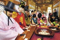 Phong tục đón giao thừa khác lạ dịp Tết Âm