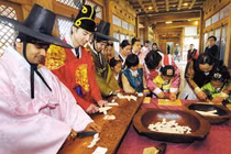 Phong tục đón giao thừa khác lạ dịp Tết Âm