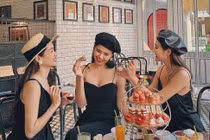 Đời thực xa hoa của hội "chị em bạn dì" Huyền Lizzie