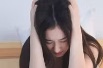 Đêm tân hôn, chuẩn bị vào giường thì nghe loáng thoáng tiếng chồng gọi điện