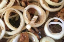 Chàng trai nhận "bão gạch" vì chê ỏng chê eo bạn gái nấu ăn dở