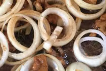 Chàng trai nhận "bão gạch" vì chê ỏng chê eo bạn gái nấu ăn dở