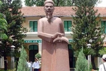 Thứ gì không bao giờ rời tay Lê Quý Đôn kể cả khi làm quan lớn?