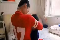 Bé trai 12 tuổi vẫn bú mẹ 4 lần mỗi ngày