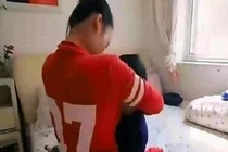 Bé trai 12 tuổi vẫn bú mẹ 4 lần mỗi ngày