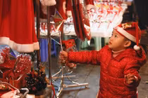 Người người rộn ràng xuống phố đón Giáng sinh sớm tại Hà Nội