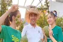 Quyền Linh làm nông cùng vợ con trong biệt thự 500m2