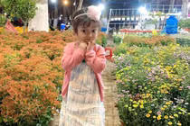 Con gái Lê Dương Bảo Lâm, đi du xuân cũng phải đeo vàng