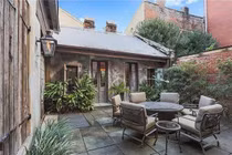 Ngỡ ngàng nhà nhìn như ổ chuột nhưng bán giá 37 tỷ