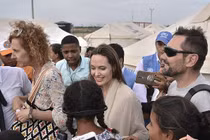 Angelina Jolie hành động sốc khi đi cùng các con