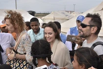 Angelina Jolie hành động sốc khi đi cùng các con