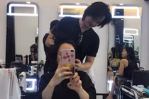 Quách Ngọc Ngoan tình tứ chăm sóc Phượng Chanel ở chốn đông người