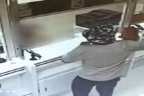 Video: "Quái kiệt" cướp thành công 2 ngân hàng bằng một quả bơ