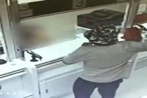 Video: "Quái kiệt" cướp thành công 2 ngân hàng bằng một quả bơ