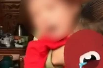 Bé trai vừa khóc vừa chửi bậy, ông bà ngồi cạnh im như thóc