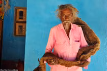 Video: Dị nhân không cắt tóc, gội đầu suốt 40 năm để giữ 'phước lành'