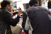 Hành động cute của "2 ông bạn già" đi ăn bánh tráng trộn