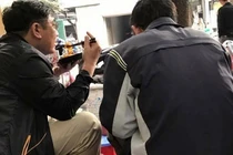 Hành động cute của "2 ông bạn già" đi ăn bánh tráng trộn