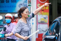 Người phụ nữ làm "cảnh sát giao thông" không công ở cổng viện Nhi TƯ