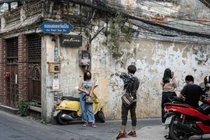 Giới trẻ mang cả vali quần áo tới chụp ảnh ở quán cà phê Thái Lan