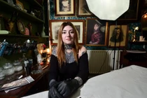 Cô gái xăm lên mặt chữ "bị nguyền rủa" vì lý do ngã ngửa