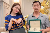 Sinh nhật bố ruột, Đoàn Di Băng tặng luôn đồng hồ nửa tỷ