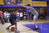 Cậu bé 13 tuổi cụt tay hút triệu fan nhờ khả năng chơi bóng rổ