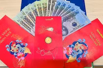 Nhân viên ngân hàng khoe lì xì 1 chỉ vàng ngày khai xuân