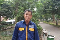 Mải dọn rác dưới cống, nam công nhân chết lặng vì gặp người yêu