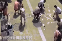 Bí ẩn 350 triệu tiền mặt rơi đầy phố, dân tranh nhau nhặt