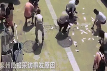 Bí ẩn 350 triệu tiền mặt rơi đầy phố, dân tranh nhau nhặt