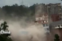 Video: 6 nhà cao tầng đổ sập vì mưa lũ kinh hoàng ở TQ