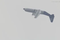 Video: Máy bay dân sự 36 tấn lộn vòng trên không gây kinh ngạc