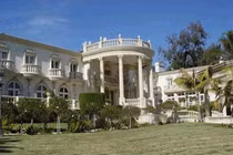 Dinh thự xa hoa của cựu lãnh đạo xứ sở các "tỷ phú chết đói"