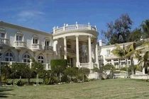 Dinh thự xa hoa của cựu lãnh đạo xứ sở các "tỷ phú chết đói"