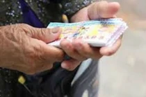 Con sợ phải nói với cô gái mình yêu rằng: “Mẹ anh bán vé số“