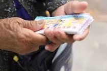 Con sợ phải nói với cô gái mình yêu rằng: “Mẹ anh bán vé số“