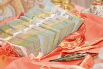 Đêm tân hôn, vừa đếm xong tiền mừng thì chồng tôi đòi "cầm hết"