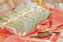 Đêm tân hôn, vừa đếm xong tiền mừng thì chồng tôi đòi "cầm hết"