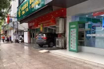 Video: Nữ tài xế mất lái đâm thẳng ngân hàng khiến khách thiệt mạng