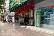 Video: Nữ tài xế mất lái đâm thẳng ngân hàng khiến khách thiệt mạng