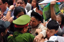 Giận sôi máu vì kiểu chen lấn, đến sau thích lên trước