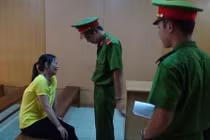 Người phụ nữ buôn ma túy gào khóc náo loạn vì sợ chết