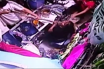 Cướp chĩa súng vào mặt người phụ nữ và diễn biến kinh ngạc