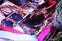 Cướp chĩa súng vào mặt người phụ nữ và diễn biến kinh ngạc